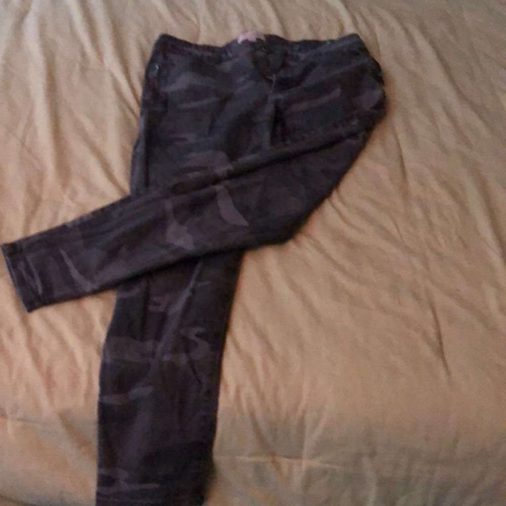 Rewind women’s camouflage pants.